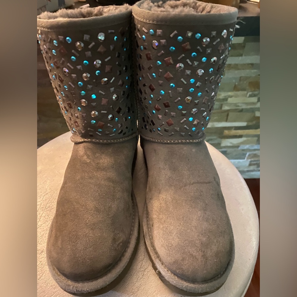 (EUC) CLASSIC SHORT STUD II CHARCOAL GREY SUEDE BOOTS 7 (EXCELLENT CONDITION)